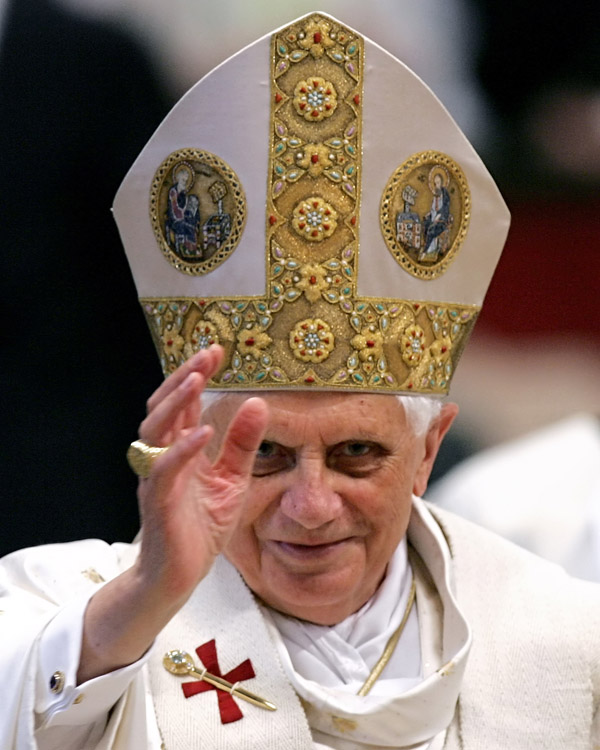 papa Benedetto XVI benedice i fedeli durante la messa per l’ordinazione di ventidue nuovi sacerdoti presso la basilica di San Pietro, il 29 aprile 2007 (Andreas Solaro/Mondadori Portfolio)